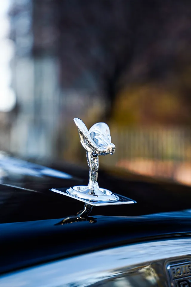 Rolls-Royce kaputundaki Spirit of Ecstasy figürünün yakın planı