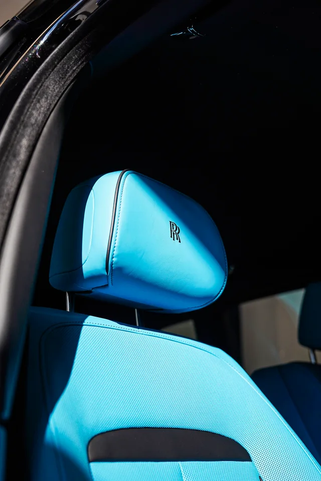 Rolls-Royce iç mekânındaki turkuaz koltuk ve logo detayı