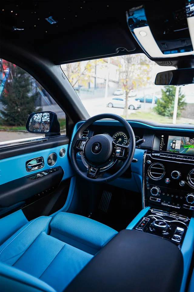 Turkuaz döşemeli Rolls-Royce’un direksiyonu ve ön konsolu