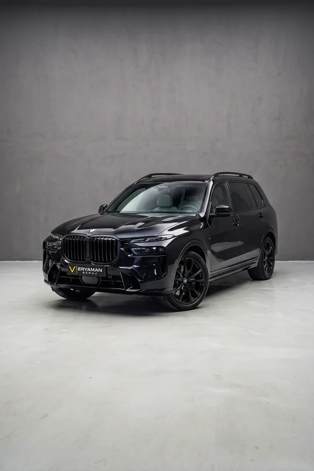 Gri stüdyo fonunda siyah BMW X7