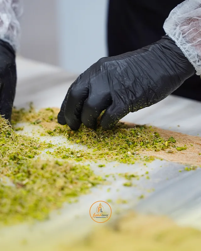 Fıstıklava mutfağında fıstıkla hazırlanan baklava