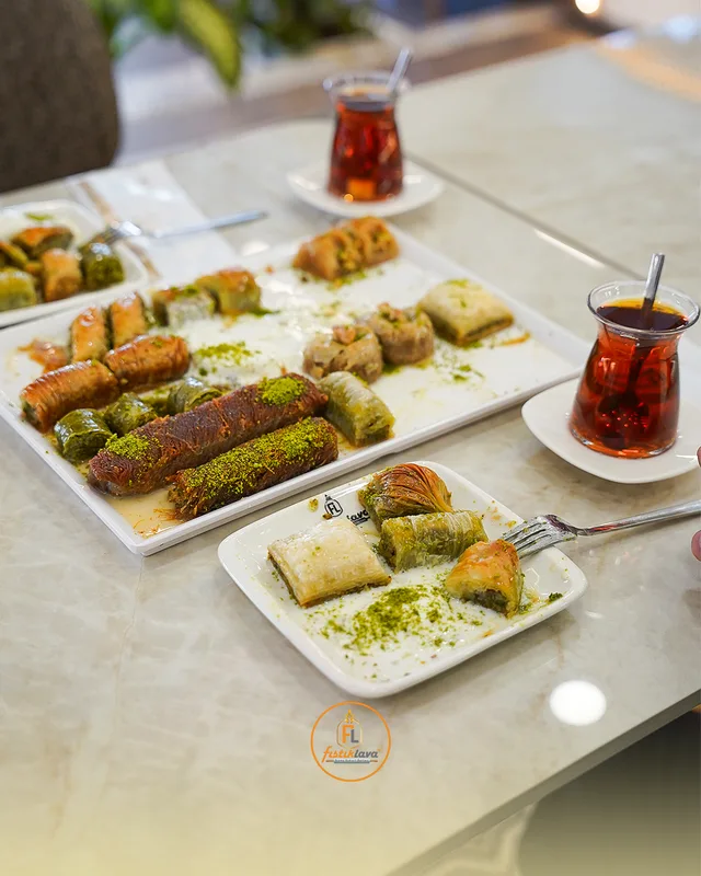 Çay eşliğinde sunulan farklı baklava çeşitleri