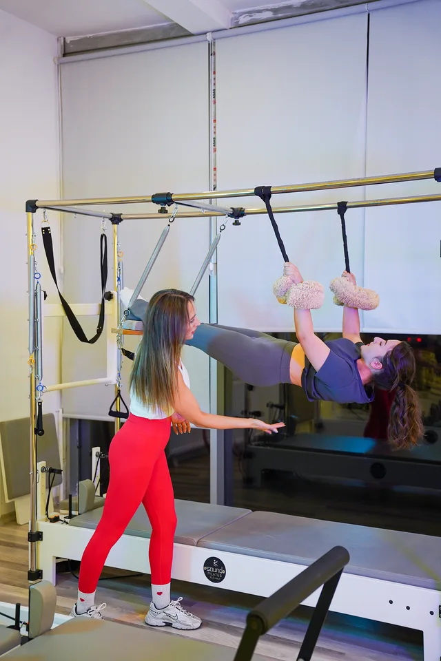 Pilates stüdyosunda reformer üzerinde yapılan esneme çalışması