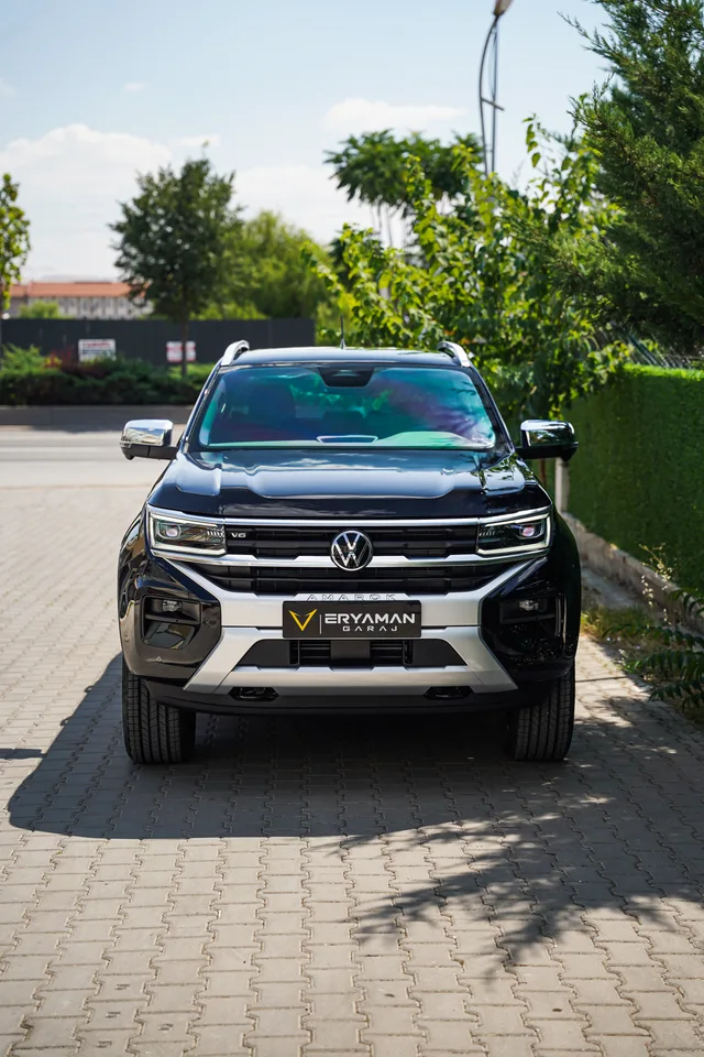 Ağaçlıklı bir sokakta Volkswagen Amarok’un önden görünümü