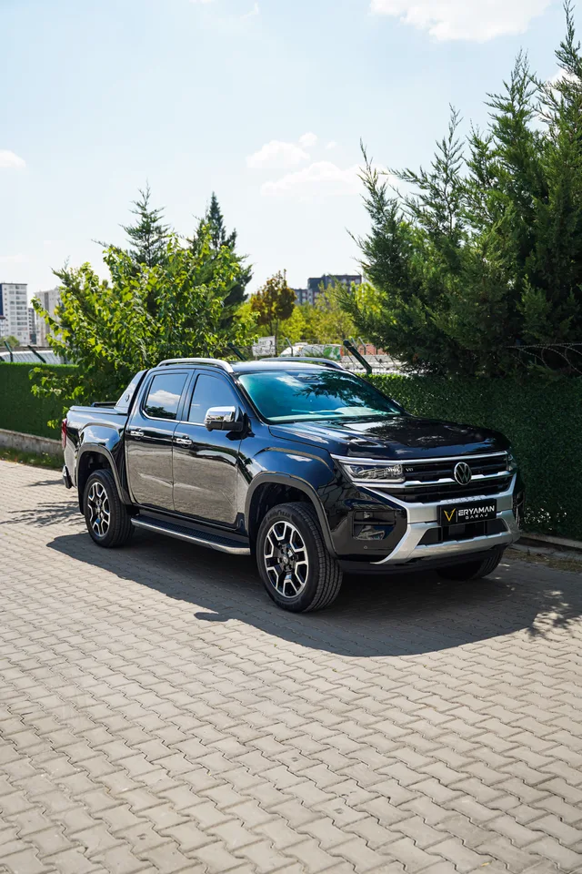Volkswagen Amarok’un yandan ve önden görünümü