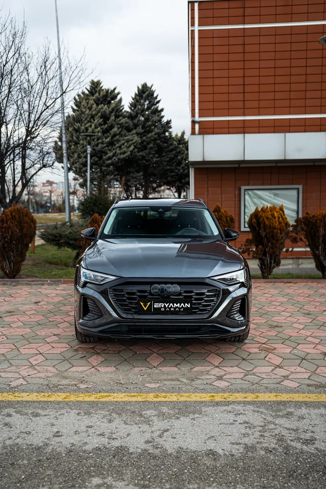 Ağaçların önünde Audi’nin önden görünümü