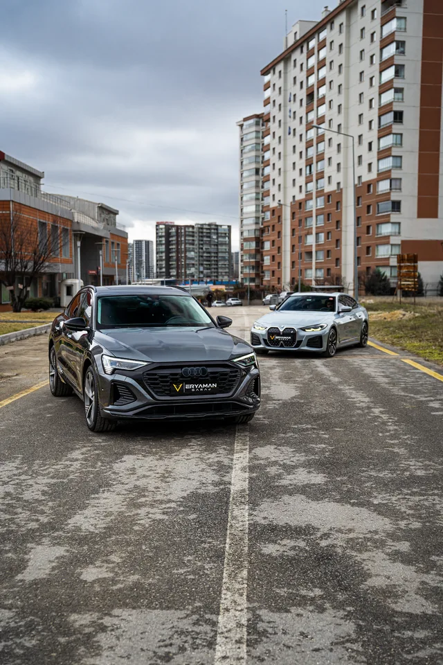 Cadde üzerinde park edilmiş otomobiller