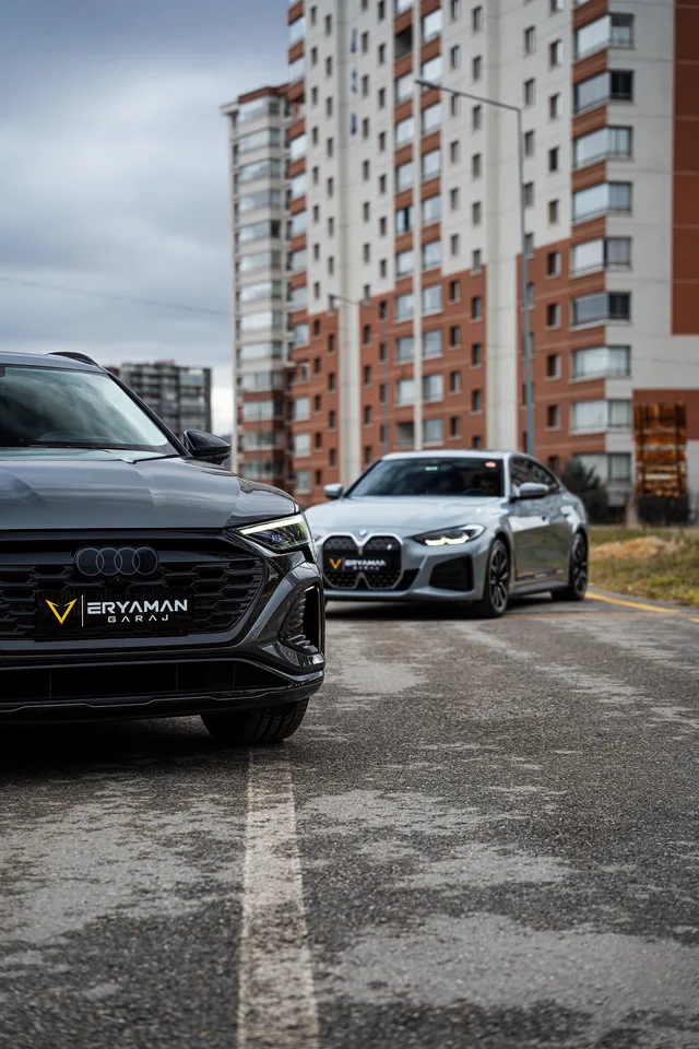 Şehirde park edilmiş Audi’lerin yakın planı
