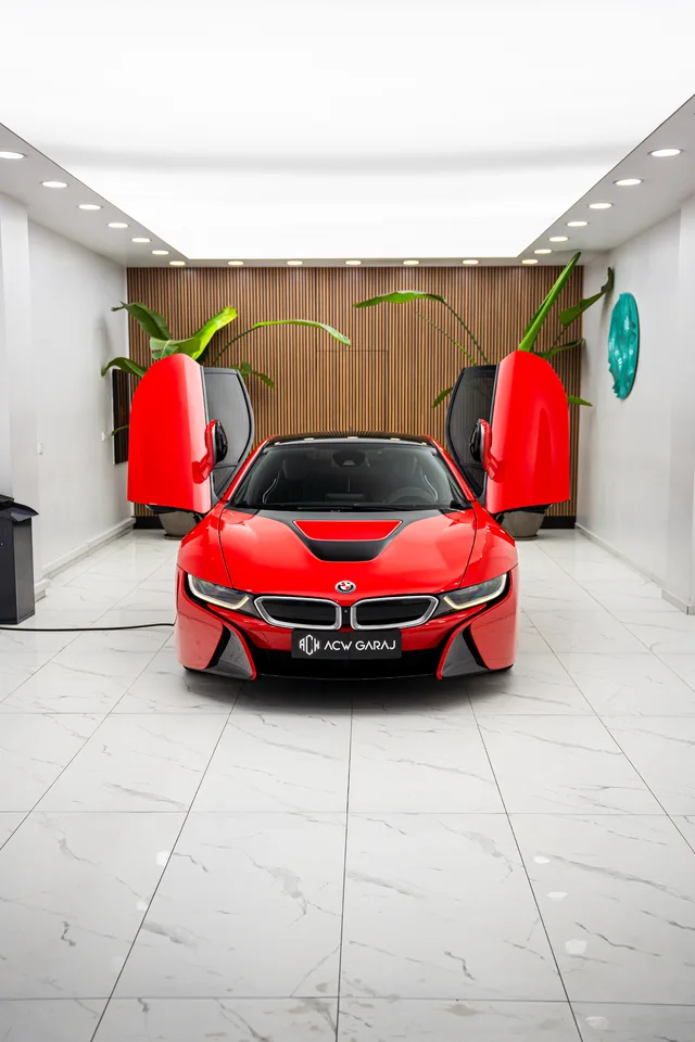 Kapıları açık kırmızı BMW i8’in önden görünümü