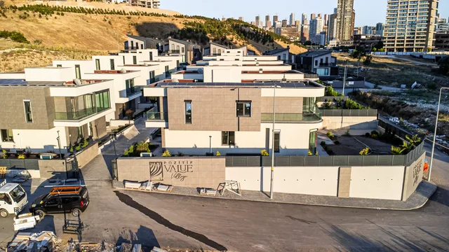 Yeşil alanlarıyla modern konut projesinin havadan görünümü