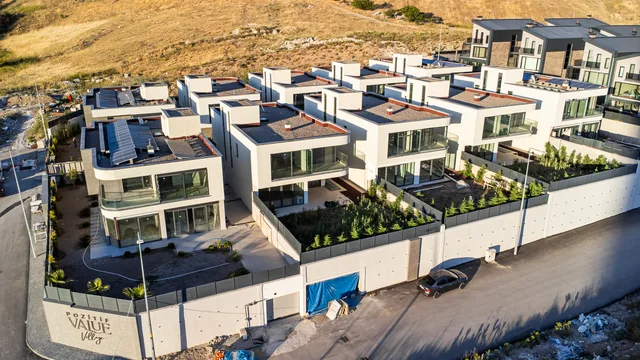 Konut projesinin yolları ve peyzajının havadan görünümü