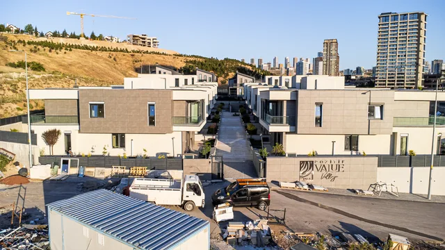 Konut projesi, çatı terasları ve çevredeki binalar