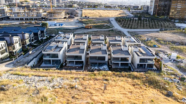 Konutların bahçeleri ve iç yollarını gösteren hava fotoğrafı