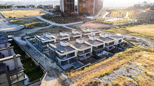 Gün ışığında konut projesinin kuşbakışı genel görünümü